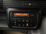オートエアコンでオールシーズン快適に過ごせます。