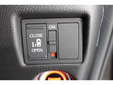 乗り降りラクラクな片側パワースライドドアが装備されてます。運転席からもリモート操作が可能です。外からはリモコンキーで開閉することができます。巻き込み防止機能もありますので安心です。