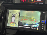 【全方位モニター】まるでクルマを真上から見下ろしたかのような視点で駐車をサポートします!クルマの斜め後ろや真横など、前後左右の4つのカメラの映像が合成されて、モニターに映し出されます。