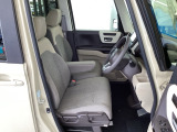 フロント広々、ベンチシートの運転席は、ハイトアジャスターが付いているので、快適にドライブができます。ハンドルはチルトステアリングで、ハンドル位置を上下に調節できます。