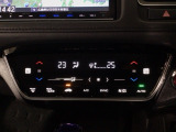 【左右独立オートエアコン】左右席で独立温度コントロールが可能です。運転席はキンキンに冷やして助手席はマイルドにと言った設定が可能です☆暑さ寒さでケンカすることもなくなりますね♪