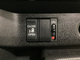 左側電動スライドドアは運転席からでも操作ができるように、ハンドル付近に開閉の操作スイッチが付いています。