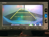 リバースギアに入れるだけで後方の表示へ切り替わります。夜間や雨の日の駐車も楽になりますよ。