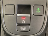 セレクトレバーの下に電子制御パーキングブレーキがあります。スイッチひとつで、停車した地点の傾斜などをシステムが検知・判断してブレーキ力を自動的に最適制御し、しっかり停車できるパーキングシステムです。