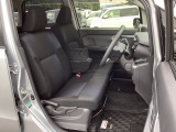 【ベンチシート】運転席と助手席の移動もスムーズ!狭い駐車場での乗り降りや、お子様の乗り降りにも便利です。座席の間にコンソールボックスやドリンクホルダーがないため、車内空間が広く感じます。