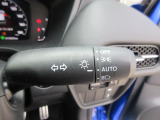 オートヘッドライト標準装備です。車外の明るさに応じて自動的にヘッドライトの点灯・消灯をしてくれます。トンネルの出入り口などで活躍してくれます。