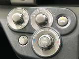 【オートエアコン】一度お好みの温度に設定すれば、車内の温度を検知し風量や温度を自動で調整。暑い…寒い…と何度もスイッチ操作をする必要はありません。快適な車内空間には必須の機能ですね♪