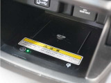 ◆ワイヤレス充電器◆ワイヤレス充電規格Qiに適合した機器を充電エリアに置くことで使用できます。