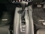 CVT車のセレクトレバーです。低速から高速まで、変速ショックのないスムーズな走りと、エンジン効率のよい領域を維持して燃費にも貢献します。サイドブレーキはスイッチ操作の電子制御パーキングブレーキです。