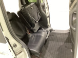 リアシートの背もたれは2段階の角度調節がついています。お好みの位置でゆったりお乗りいただけます。 座面を跳ね上げて収納スペースを広くすることも可能です。シートスライドも可能で足元の広さも調整できます。