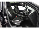 【運転席シート】人間工学に基づき形成した形状が長時間のドライブ疲労も軽減します。すべての走りを特別な出来事に変える様に設計されています。
