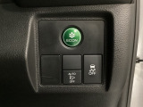 VSA装備車です。VSAはドライバーの操作と車の動きを見守っています。もし車の挙動が乱れたとき、4輪別々にブレーキをかけたり、エンジンパワーをしぼることによって車を安定させます。