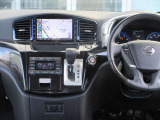 すっきりした運転席周りにはナビやエアコンの操作パネルを設置しておりますので、お一人での運転でもご安心できます。