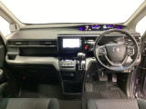 車内は光触媒抗菌消臭施工済です。スタイリッシュなデザインでスポーティなインパネ周りを演出します。グローブボックスやカップホルダーのほかにトレーなどたくさんの収納スペースが付いています。