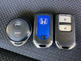 スマートキーを装備しています。鍵を差し込むことなくドアロックの開け閉めと、スタートボタン操作でのエンジンスタートができます。加えて、純正リモコンエンジンスターター用の操作キーもついています。