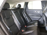 後席もたっぷりとしたシートが確保されています 適度なホールド感がありますので、長距離での移動も疲れません