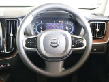 オーソドックスな3本スポーク式ですが、ホーン周りがラウンドしたデザインが特徴的なステアリングです オーディオやクルーズコントロールなど、ステアリングスイッチが充実しています