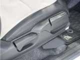 【ハイトアジャスター】レバーの上下操作だけで、座面を運転しやすい高さへ簡単に調節できます。