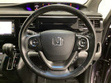 ハンドルにHondaセンシング系のクルーズコントロールやレーンキープアシストなどのスイッチと、オーディオの操作スイッチが装備されています。ハンドルから手を離さず安全に操作できます。