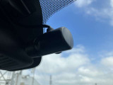 最近では付いてる車も多くなってきました。中古車ではまだまだ付いていればラッキーなドライブレコーダーです♪