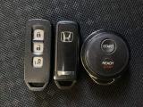 スマートキー付きですからドアロックの開閉およびエンジンスタートが楽々です。電動スライドドアの開け閉めもボタンで操作できます。加えて、純正リモコンエンジンスターター用の操作キーもついています。