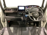 車内は光触媒抗菌消臭施工済です。インパネ周りはスタイリッシュなデザインで機能や装備も充実しています。グローブボックスやカップホルダーのほかにトレーなどたくさんの収納スペースが付いています。