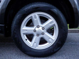 純正17インチアルミホイール・タイヤ4本残溝8分山有り・235/65R17・2WDモードから4&times;4モードへ瞬時へ切り替え可能なパートタイム4WDシステムを採用。