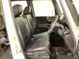 女性でも運転がしやすいように、シートの高さ調整機能(シートリフター)がついています。運転席と助手席の間が空いている為、助手席側への移動がスムーズです。交通量の多い道でも助手席側から乗り降りができます。