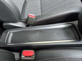 運転席と助手席の間にあるテーブルコンソール☆カバンや上着を置いたりできます☆ラバーマットになっているため滑りにくいです☆