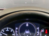 【アクティブ・ドライビング・ディスプレイ】フロントガラスにルートや車速などの情報を表示し、ドライバーの視線移動と、焦点調整の 時間をさらに短縮する事で、わき見のリスクを低減し ます。