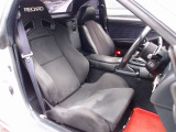 運転席シートは高額モデルのRECAROセミバケットシートに交換済となり、目立つような切れや擦れも御座いません。ご希望に応じてBRIDE製などの人気メーカーに変更も可能です。お気軽にご相談下さいませ