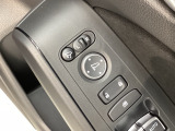 狭い駐車場で便利な電動格納ドアミラーが付いています。