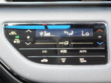 タッチパネルで操作のしやすいオート機能付きカーエアコンです。リア席の風量も操作することができます。