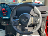 MINIの内装はとにかく『円』に拘ったデザインコンセプトが一目で伝わってきます。これほど円形に拘った車は他に御座いません。伝統のデザイン、トグルスイッチなど遊び心のある内装で御座います。