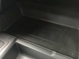【ワイヤレスチャージング】置くだけで充電が可能でございます。