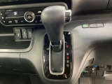 CVT車のセレクトレバーです。低速から高速まで、変速ショックのないスムーズな走りを実現するとともに、エンジン効率のよい領域を維持することで燃費にも貢献します。