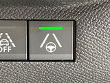 ●レーンキーピングアシスト:走行車線の逸脱を教えてくれる機能。走行時に、クルマが車線から外れていることをカメラが検知すると、ステアリングを微振動させてドライバーに警告します。