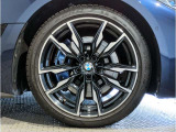【BMWアロイホイル】軽量かつ強度に拘ったアロイホイル。走行性能ポテンシャルを引き出す設計。車の足元を引き締めてくれる大きなポイントはアロイホイルです。