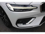 ひときわ印象的なT字型のLEDヘッドライトは、新世代のボルボを象徴するユニークなアイコンとなっています。LEDデイタイム・ランニング・ライトやポジションライト、ウインカーの役割も果たします。