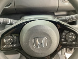 ハンドルにHondaセンシング系のクルーズコントロールやレーンキープアシストなどのスイッチと、オーディオの操作スイッチが装備されています。ハンドルから手を離さず安全に操作できます。