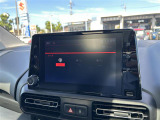 マットブラックにホワイトのLIBERALAのロゴの建物と看板が目印です。