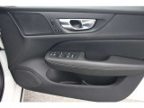 運転席ドアの全景です。キャビンを彩るすべてのものに、機能を形にした美しさが備わっています。