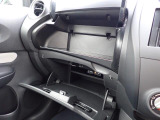 助手席前には車検証入れ等書類一式を収納できるグローブボックスがございます。