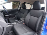 からだを包み込むような形状で、長時間の運転をサポートするホールド感のあるフロントシート。