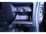 運転席パネル右下に純正ETCが隙間なくインストールされてETCカードの出し入れもスムーズに行えます。