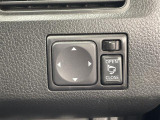 【電動格納ミラー】運転席のスイッチで、ドアミラーの開閉や角度の調整ができます。