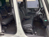 フロントシートです!!ベンチシートなので座席の移動もスムーズに出来ます!!足元も広く運転も楽ですよ!!