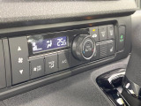 【オートエアコン】一度お好みの温度に設定すれば、車内の温度を検知し風量や温度を自動で調整。暑い&hellip;寒い&hellip;と何度もスイッチ操作をする必要はありません。快適な車内空間には必須の機能ですね♪