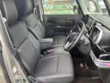 フロントシートはベンチシートです。インパネシフトで足元は広々。運転席と助手席はウォークスルーできます。