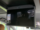 【フリップダウンモニター】大画面モニターで後席でもエンタメをお楽しみいただけます。小さなお子様にも大人気の装備です♪